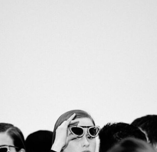 mulher levantando os óculos para olhar