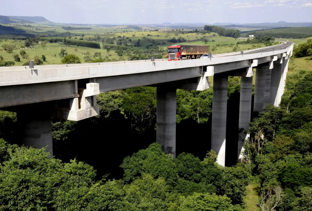 caminhão andando sobre uma ponte